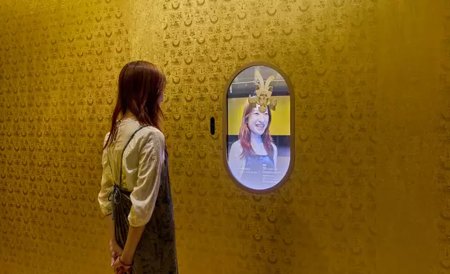 展覽設有互動式多媒體裝置，邀請觀眾虛擬佩戴三件精選珠寶，沉浸式感受珠寶賦予身體的蛻變力量。圖片來源：香港故宮文化博物館