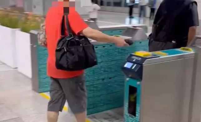 紅衣男子做出拍卡動作。Threads截圖