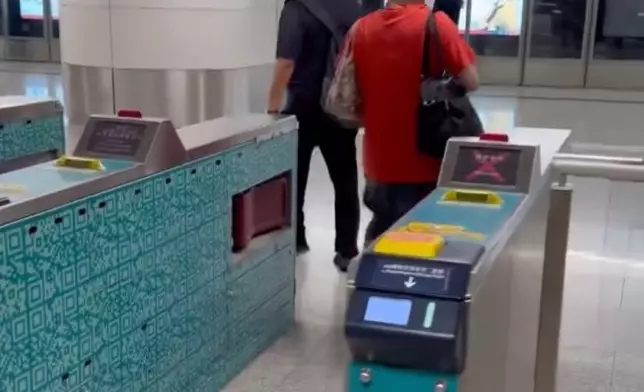 閘機隨即顯示紅色交叉圖示，證明並未成功付款便已進入站內。Threads截圖