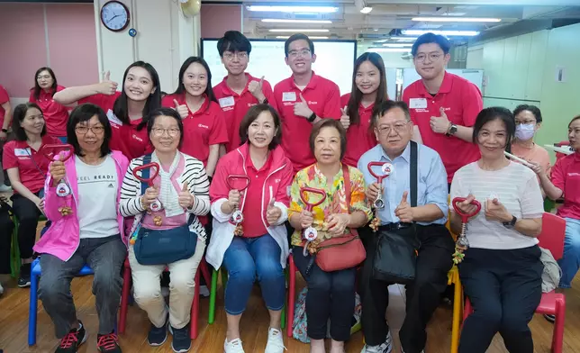 港鐵行政總裁楊美珍女士（前排左三）及港鐵義工隊與長者合奏。港鐵圖片