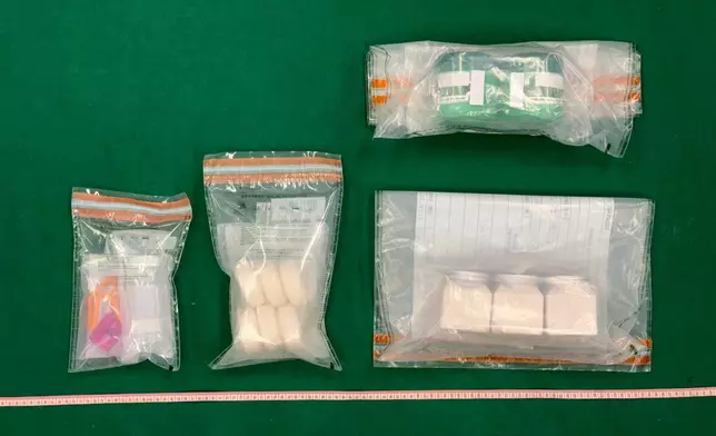 第二宗案件中檢獲的懷疑可卡因和懷疑冰毒。 政府新聞處圖片
