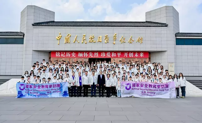 參訪團在中國人民抗日戰爭紀念館合照。 政府新聞處圖片