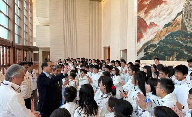 香港特區維護國家安全委員會秘書長區志光帶領參訪團參觀中國共產黨歷史展覽館。 政府新聞處圖片