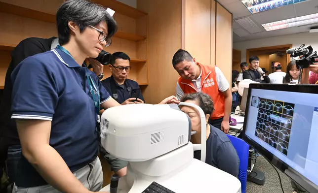 民政及青年事務局與關愛隊夥拍港大醫學院首辦「18區關愛健康巡禮」。政府新聞處圖片