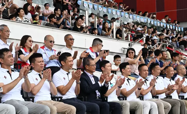 財政司司長陳茂波（前排左四）在消防處副處長（行動）陳慶勇（前排左五）陪同下觀看消防及救護車輛巡遊。政府新聞處圖片