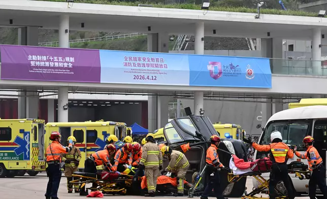 ​消防處人員進行聯合救援示範。 政府新聞處圖片