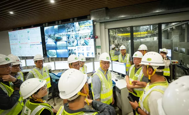 謝展寰（中）、環境及生態局副局長黃淑嫻（前排左二）及立法會議員於中央控制室內了解廢物處理程序。政府新聞處圖片