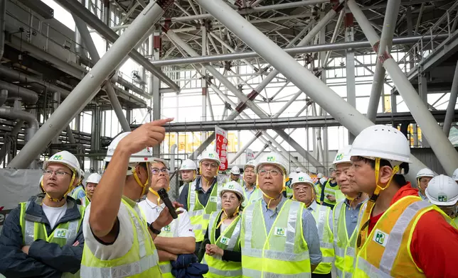 謝展寰聯同多位立法會議員視察I·PARK1內的空氣冷凝器，高溫蒸汽驅動渦輪發電機後，排出至空氣冷凝器進行冷卻。政府新聞處圖片