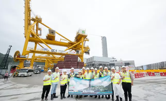 環境及生態局局長謝展寰聯同多位立法會議員視察位於石鼓洲旁人工島上香港首座現代都市固體廢物轉廢為能設施——綜合廢物管理設施第一期（I·PARK1）。政府新聞處圖片