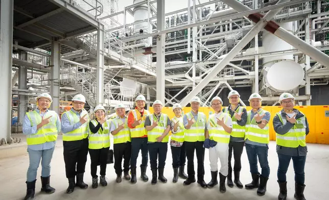 環境及生態局局長謝展寰聯同多位立法會議員視察位於石鼓洲旁人工島上香港首座現代都市固體廢物轉廢為能設施——綜合廢物管理設施第一期（I·PARK1）。政府新聞處圖片