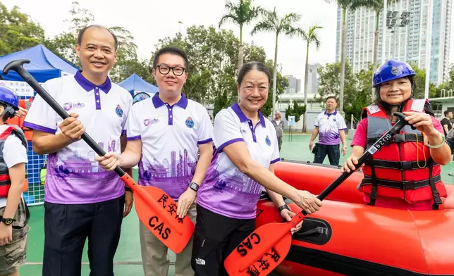 保安局常任秘書長廖李可期（左三）參觀攤位遊戲。政府新聞處圖片