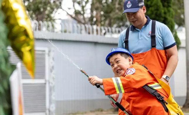 民安隊總部舉行開放日，市民參與攤位遊戲。政府新聞處圖片