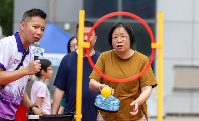 民安隊總部舉行開放日。圖示市民參與匹克球遊戲。政府新聞處圖片
