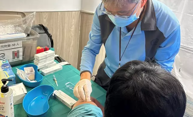 中心職員為在機場工作的密切接觸者進行評估及接種疫苗。政府新聞處圖片