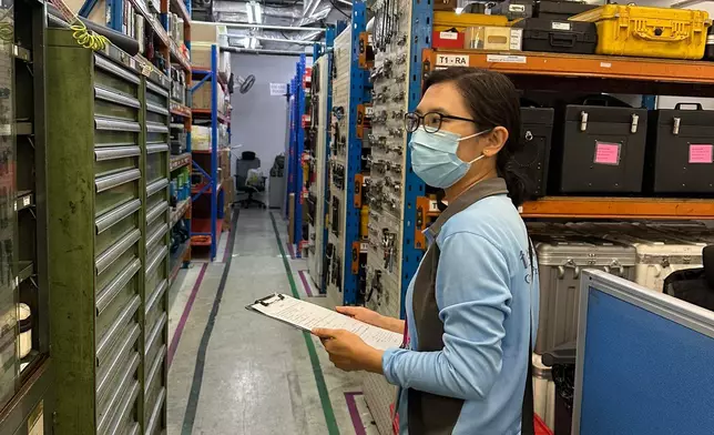 衞生防護中心職員到機場視察患者工作地點的環境。 政府新聞處圖片