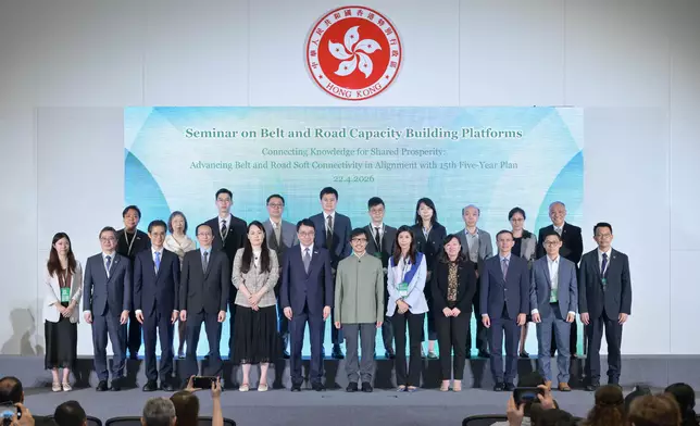 「一帶一路」專員何力治（前排右六）與來自二十多個在香港的不同機構和學院的代表合照。 政府新聞處圖片