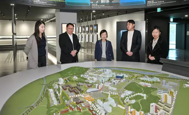 陳國基（左二）、蔡若蓮（左三）及代表團參訪韓國科學技術院。政府新聞處圖片