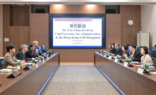 政務司司長陳國基（右二）、教育局局長蔡若蓮（右三）及代表團參訪基礎科學研究院，並與署理基礎科學研究院院長金永德（左二）進行交流座談。 政府新聞處圖片