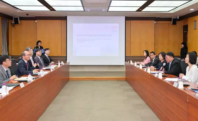 陳國基（右二）、蔡若蓮（右三）及代表團參訪慶熙大學，並與校方進行交流座談。政府新聞處圖片