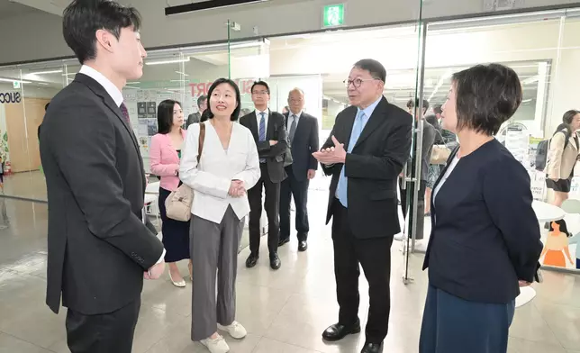 陳國基（右二）、蔡若蓮（右一）及代表團參訪慶熙大學。政府新聞處圖片