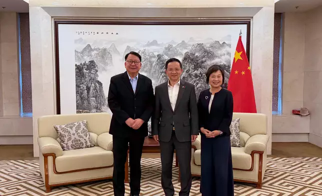 政務司司長陳國基（左）及教育局局長蔡若蓮（右）與中國駐韓國大使戴兵會面。政府新聞處圖片