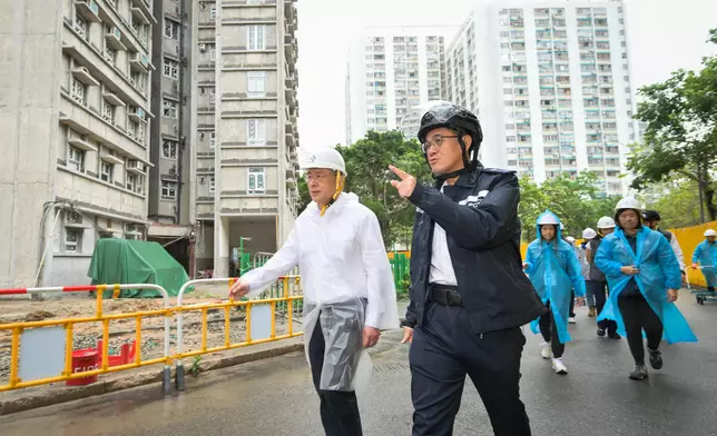 卓永興（左一）由江永祥（左二）陪同視察宏福苑。 政府新聞處圖片