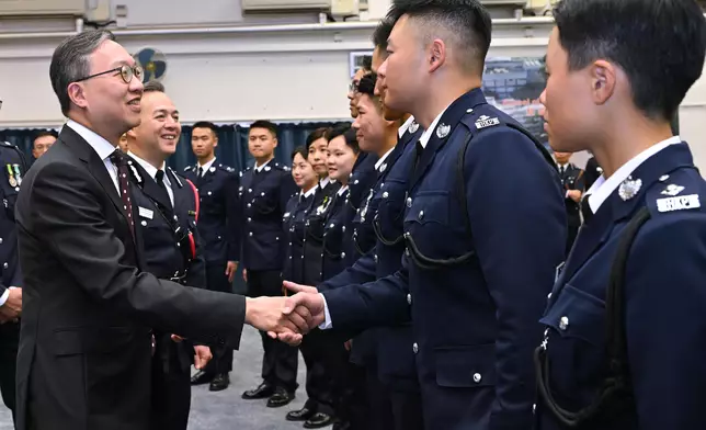律政司司長林定國（左一）和警務處處長周一鳴（左二）出席香港警察學院的結業會操後，恭賀剛結業的見習督察。政府新聞處圖片