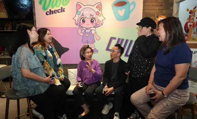 公務員事務局局長楊何蓓茵（左三）、勞工及福利局常任秘書長劉焱（左一）、民政及青年事務局常任秘書長李百全（右三）和教育局常任秘書長陳穎韶（右一）與他們傾談，了解他們的創業過程和生涯規劃。政府新聞處圖片