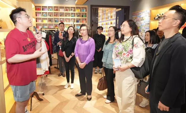 楊何蓓茵（前排右四）、勞工及福利局常任秘書長劉焱（前排右三）、公務員事務局常任秘書長林雪麗（前排右五）、民政及青年事務局常任秘書長李百全（前排右一）和環境及生態局常任秘書長（食物）楊碧筠（前排右二）聆聽一位香港青年（左）講述在香港的大學畢業後到成都深造中醫藥的經歷。 政府新聞處圖片