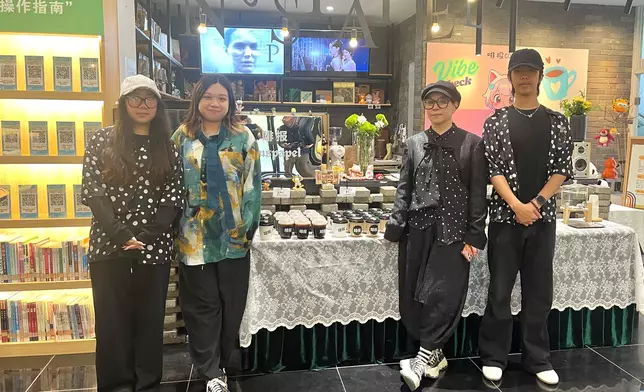 來自香港的Youman（右二）和Vanessa（左二）來到成都創業，在川港青年創新創業社區創立咖啡廳。他們與在咖啡廳工作的本地青年打成一片，一起在成都追夢。 政府新聞處圖片