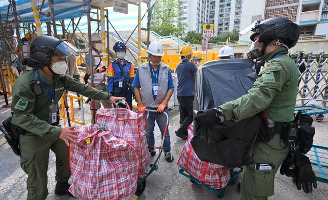 警務人員協助宏道閣居民搬運物品。政府新聞處圖片