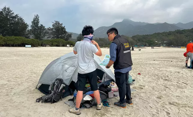 漁護署人員於熱門營地加強宣傳教育。 政府新聞處圖片