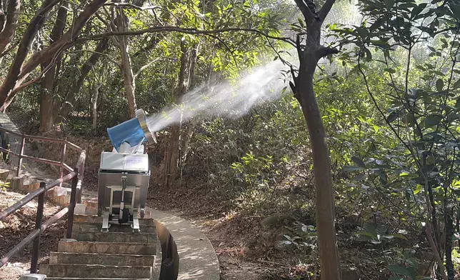 電動爬樓梯機將大型超低微量噴霧器沿梯級運載至山上進行大範圍滅蚊，減輕工人背負裝備登山的體力負擔。政府新聞處圖片
