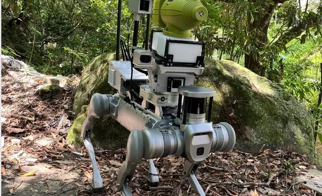 食環署應用工業級機械狗執行霧化滅蚊工作，以減輕工人穿着全套防護裝備在叢林工作的負擔。政府新聞處圖片