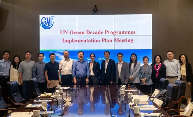 科大海洋科學系講座教授、廣州海洋實驗室香港分部主任、CliMetS 與 MOCSI 計劃負責人錢培元教授（左二）與 CliMetS 國際指導委員會成員 Dr. Virginie TILOT （右一）會晤了UNESCO自然科學部門項目官員王琳博士（左一），就 CliMetS 及 MOCSI 計劃的設計與實施進行交流與討論。