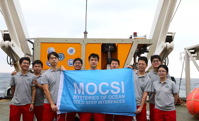 青年科學家與學生參加MOCSI計劃的聯合科考航次，收集樣本和接受能力提升培訓。