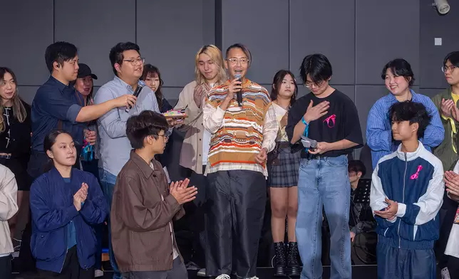 周耀輝同歌詞班同學們共享歌詞創作的樂趣，圖片來源：香港都會大學