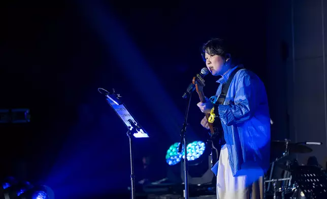 Mon在結業作品分享會上演唱自己創作的歌曲《水上人們》，圖片來源：香港都會大學