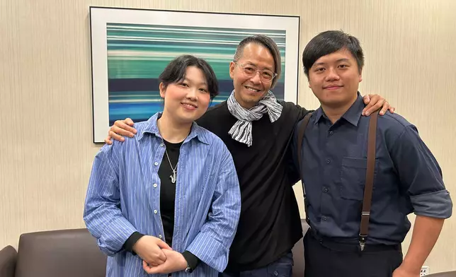 歌詞班學生Mon(左)，歌詞班導師周耀輝(中) ，歌詞班學生Henry(右)。巴士的報記者攝