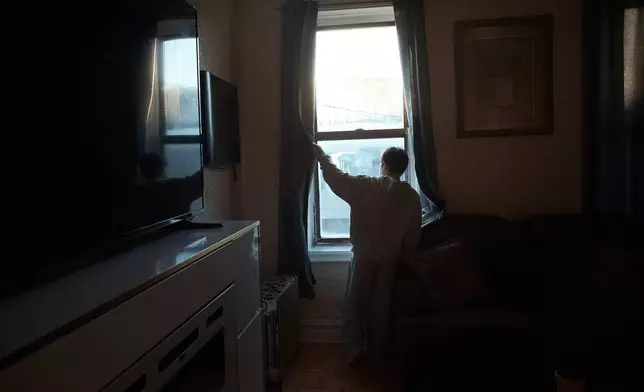 周二（2026年3月17日），11歲的古爾哈約·尤爾多舍娃（Gulhayo Yuldosheva）的兒子赫里貝托（Heriberto）透過紐約市布朗克斯區一棟公寓大廈的窗戶望向外面，該處租客反映維修問題及蟲害。 (美聯社圖片/安德烈斯·庫達奇) AP圖片