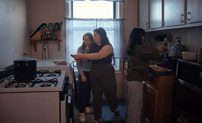 周二（2026年3月17日），古爾哈約·尤爾多舍娃（Gulhayo Yuldosheva）在紐約市布朗克斯區一棟公寓大廈幫助孩子們準備上學，該處租客反映維修問題及蟲害。 (美聯社圖片/安德烈斯·庫達奇) AP圖片