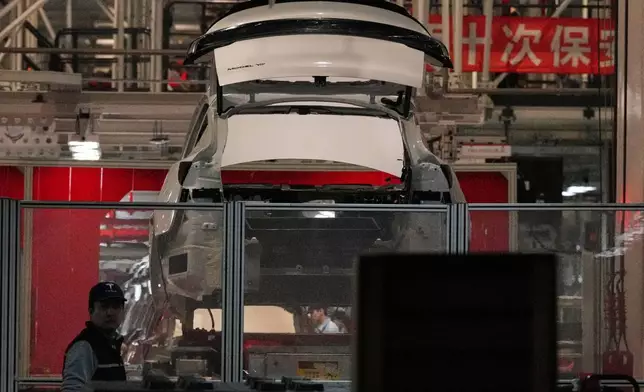 2026年4月14日周二，在中國上海，一名工人在特斯拉超級工廠（Gigafactory）組裝廠的特斯拉Model Y生產線上工作，當時正進行媒體參觀活動。(美聯社圖片/Andy Wong) AP圖片