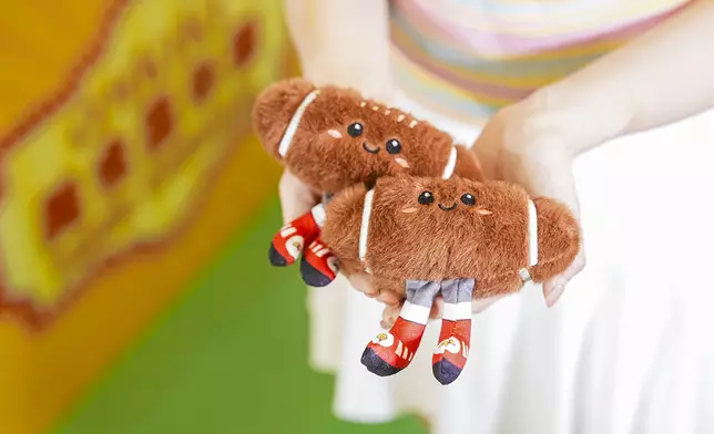 參加者只需成功將欖球投入目標區域，達到指定分數即可獲贈精美禮品１份 