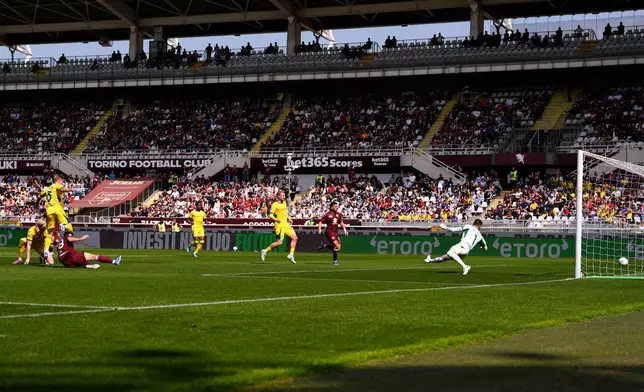 2026年4月11日，意大利都靈，都靈（Torino）球員祖雲尼施蒙尼（Giovanni Simeone）（左三）在意甲足球賽中射入球隊首個入球，對陣維羅納（Hellas Verona）。 (Fabio Ferrari/LaPresse) AP圖片