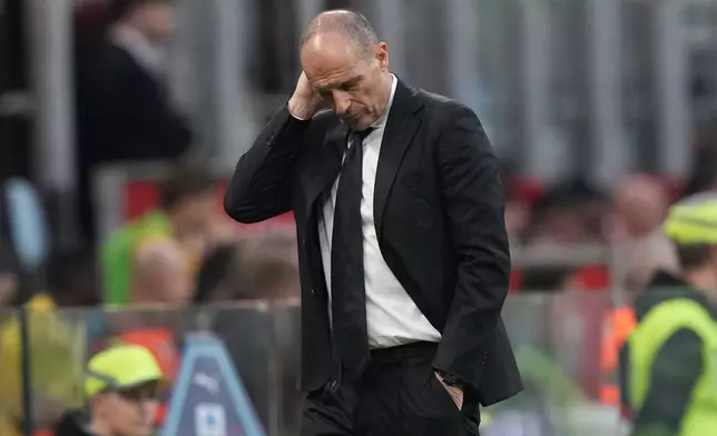 AC米蘭主教練艾歷尼（Massimiliano Allegri）在周六（4月11日）意大利米蘭舉行的意甲AC米蘭對烏甸尼斯足球比賽中作出反應。(美聯社圖片/Antonio Calanni) AP圖片