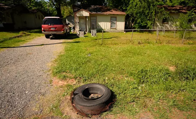 一輛汽車停泊在路易斯安那州什里夫波特一宗大規模槍擊案的其中一個現場外，攝於2026年4月19日周日。（美聯社圖片/Gerald Herbert） AP圖片