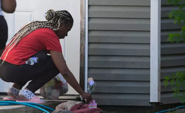 民眾在路易斯安那州什里夫波特一宗大規模槍擊案現場外的門口獻花，攝於2026年4月19日周日。（美聯社圖片/Gerald Herbert） AP圖片