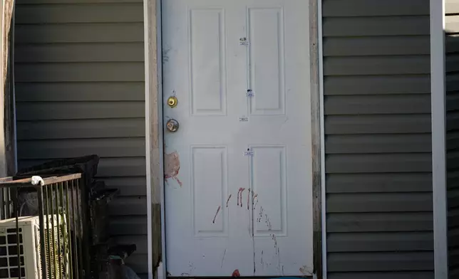 一扇看似沾有血跡並貼有證物標記的門，在路易斯安那州什里夫波特（Shreveport）大規模槍擊案現場外關閉。攝於2026年4月19日周日。(美聯社圖片/Gerald Herbert) AP圖片