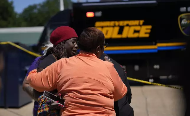 人們在路易斯安那州什里夫波特（Shreveport）大規模槍擊案現場聚集，互相安慰。攝於2026年4月19日周日。(美聯社圖片/Gerald Herbert) AP圖片