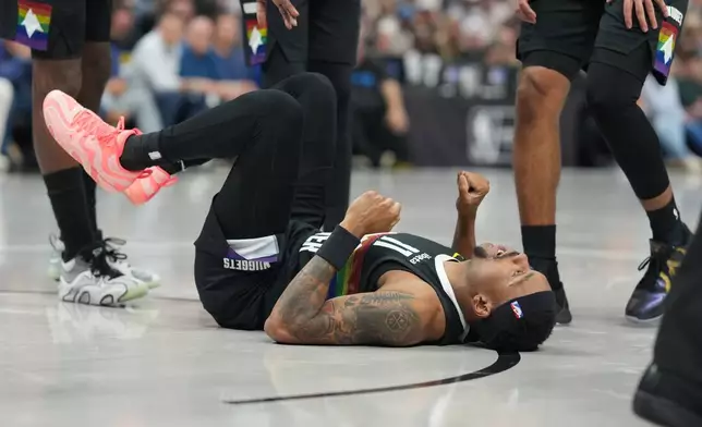 丹佛金塊後衛布魯斯布朗（Bruce Brown）周六（2026年4月4日）在丹佛舉行的NBA籃球賽下半場，對陣聖安東尼奧馬刺時，在切入籃底受傷後作出反應。(美聯社圖片/David Zalubowski) AP圖片